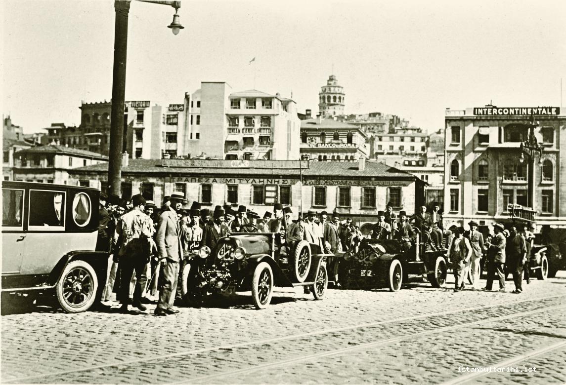 10b- The firefighting vehicles and fire fighters standing by in front of fire department, 1932 (Istanbul Metropolitan Municipality, Atatürk Library, Album no. 244)