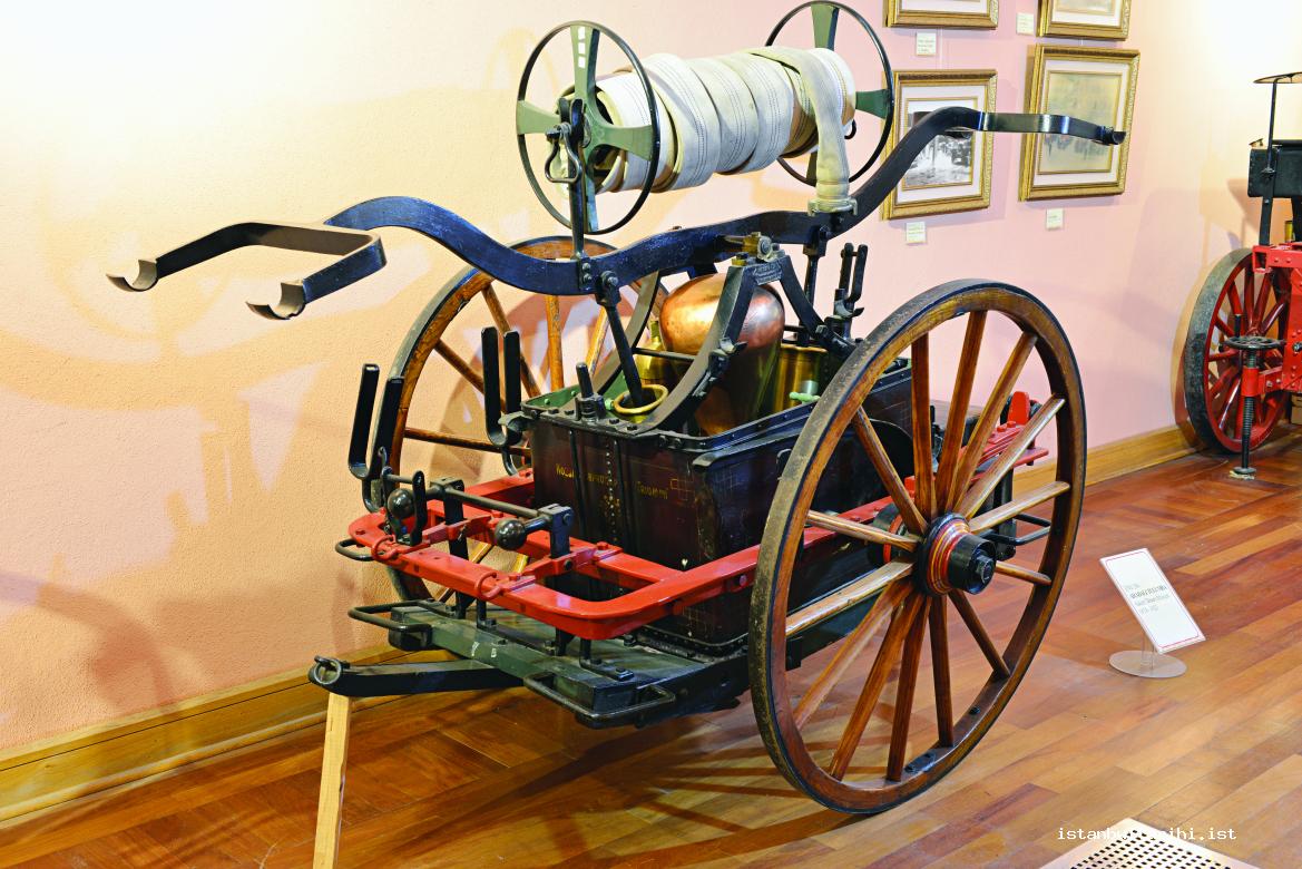 4- A pump with carriage (19th century) (Istanbul Metropolitan Municipality, Fire Department Municipality, Museum)