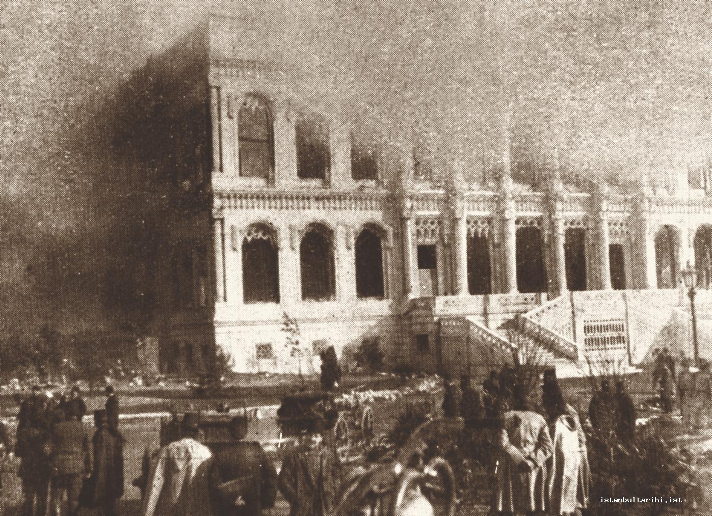 15b- 20 Ocak 1910’da meydana gelen Çırağan Sarayı yangını ve sarayın yangın sonrası durumunu gösteren kareler
