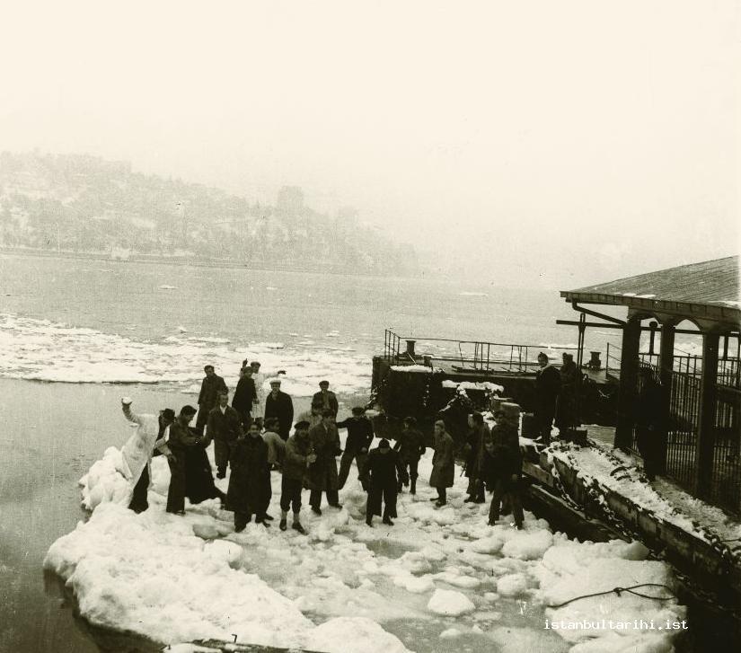 25- Masses of ice coming from the Black Sea down to Bosporus (February 1954) (Istanbul Metropolitan Municipality, Kültür A.Ş.)