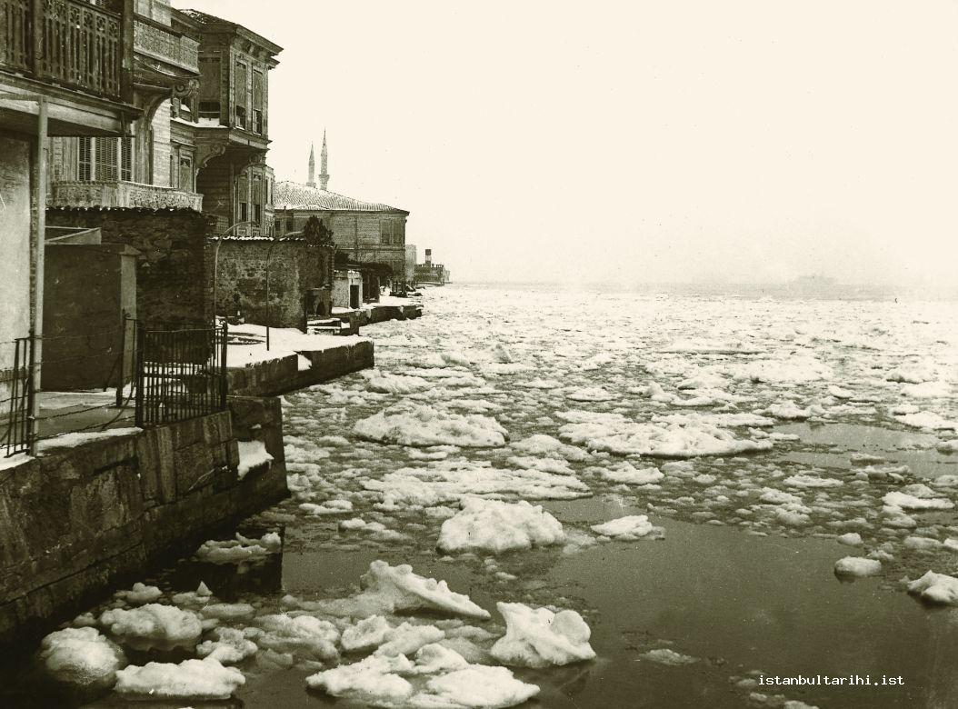 27- Ice masses in Bosporus (February 1954) (Istanbul Metropolitan Municipality, Kültür A.Ş.)
