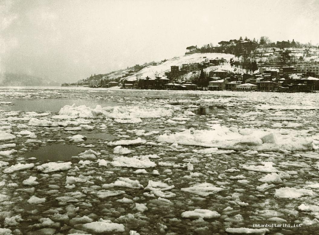 28- İstanbul Boğazı’nda buzlar (Şubat, 1954) (İBB Kültür A.Ş.)