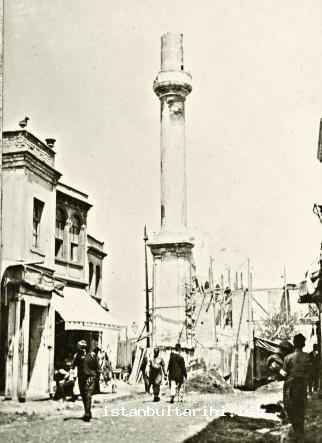1- Unkapanı Mosque, heavily damaged in 1894 Earthquake (Istanbul Metropolitan Municipality, Atatürk Library, Album no. 184)