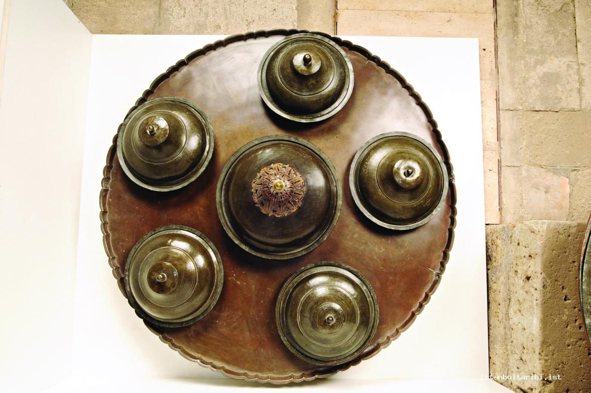 16- Dining table and plates (Topkapı Palace Museum)