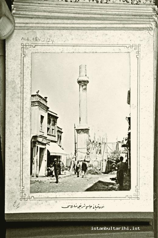 1 - 1894 depreminde büyük hasar gören Unkapanı Camii (İBB Atatürk Kitaplığı, Albüm nr. 184)