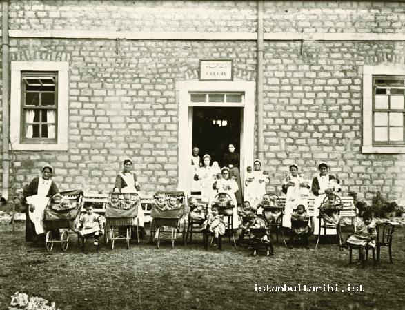 9- Some of the children in the nursery (Istanbul Metropolitan Municipality, Atatürk Library, Album no. 66)