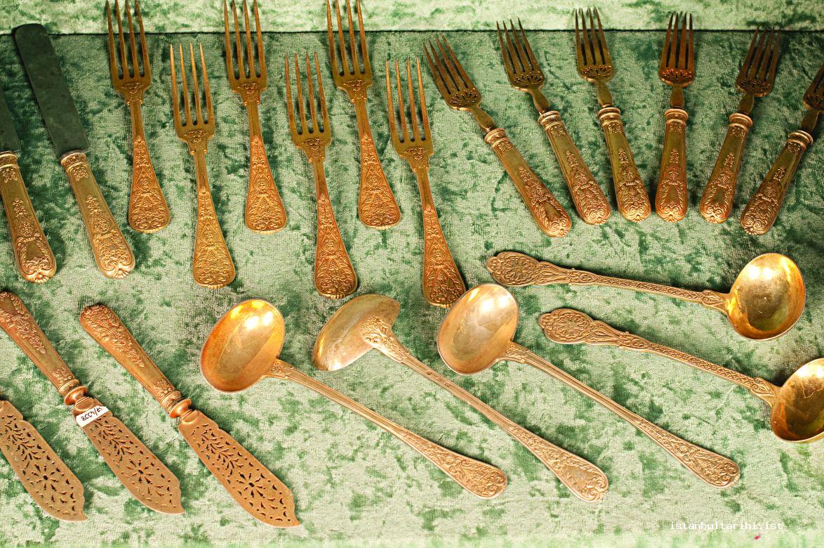 1- A cutlery pack from the period of Sultan Mahmud II (Archives of National Palaces)