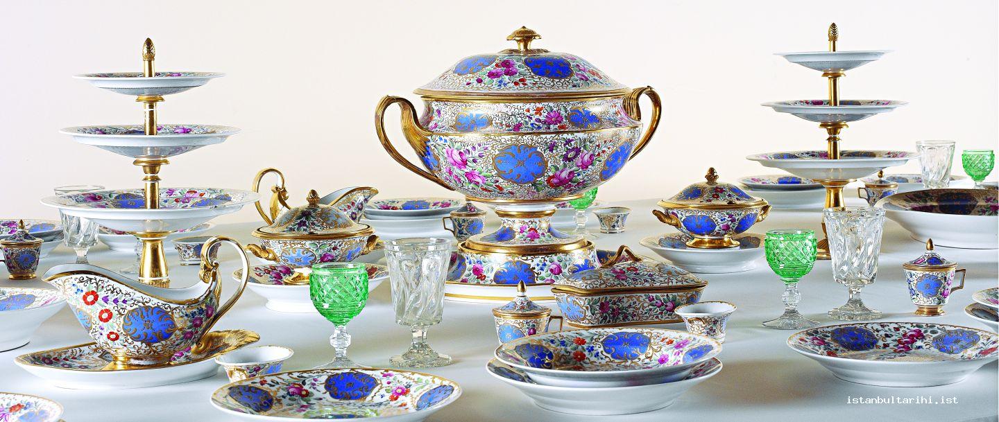2- A porcelain dinnerware set sent from Russia to Sultan Mahmud II as a gift (Topkapı Palace Museum)