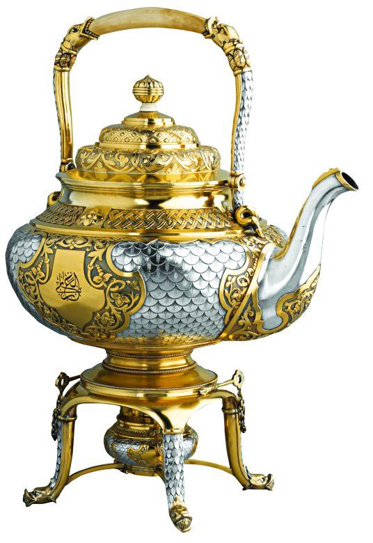 3- A teapot and teaspoons with Sultan Abdülhamid II’s sultanate signature (Topkapı Palace Museum)