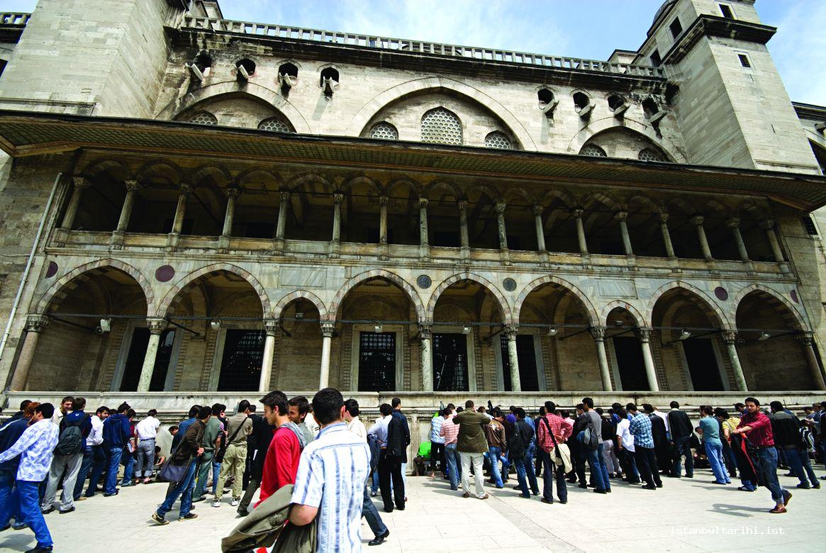 10- The preparations of Friday Prayer in front of New Valide Mosque