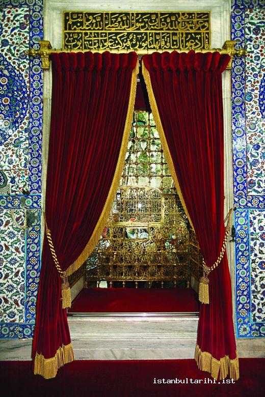10- The inside view of the window which is designed in a way that the visitors can see Abu Ayyub al-Ansari’s sarcophagus and pray