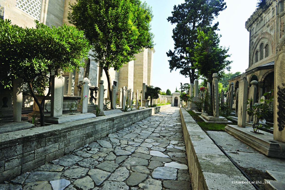 15- The fenced graveyard of Süleymaniye Mosque