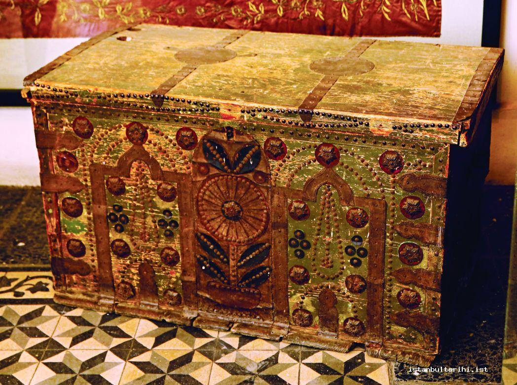 8- A dowry chest (500<sup>th</sup> Anniversary Foundation, the Museum of Turkish Jews)