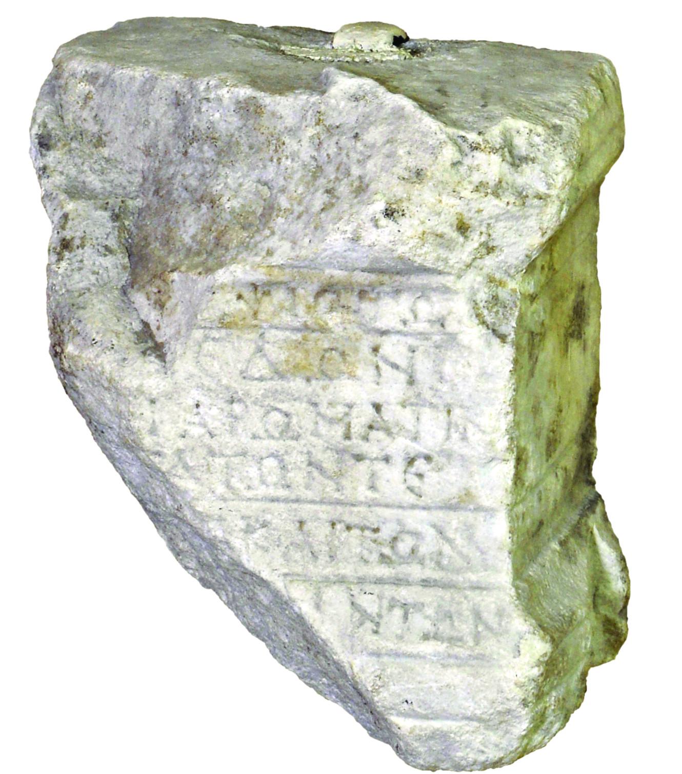 1- Zeus Hypsistos’a adak steli. Yazıt: “Makedonis ve Aromatin çocuklarıyla birlikte ceplerinden ödeyerek Ulu Zeus’a (sundular)” (Mermer, Gülhane, Roma devri, MS III. yüzyıl) (İstanbul Arkeoloji Müzesi)