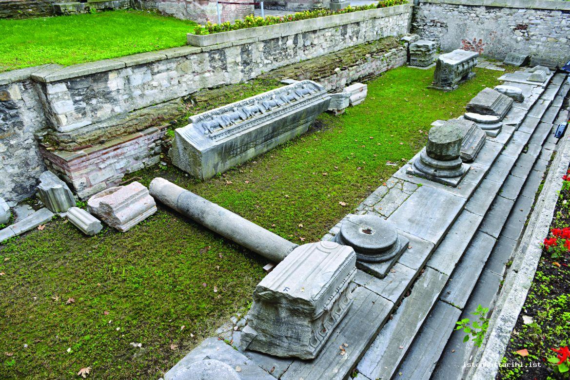 5- 415’te yapılıp 532’de yanan, kalıntıları üzerine bugünkü Ayasofya’nın inşa edildiği Büyük Kilise’nin, Ayasofya'nın avlusundaki kalıntıları