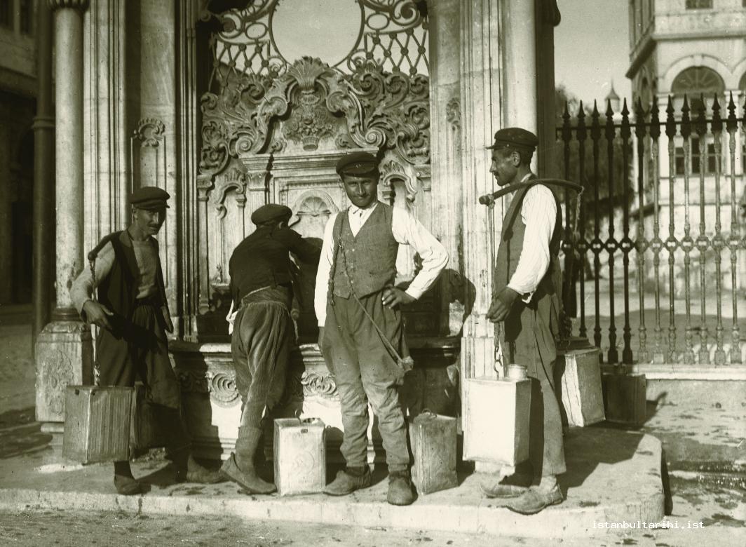 1- Getting water from a fountain in Istanbul during the period of Republic(Istanbul Metropolitan Municipality, Kültür A.Ş.)