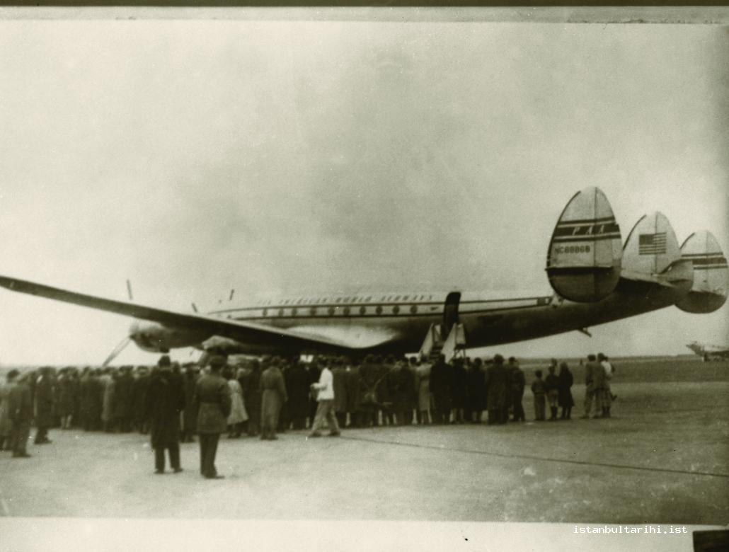 19- Passengers getting on a plane at Yeşilköy / Atatürk airport in 1950s (Istanbul Metropolitan Municipality, Kültür A.Ş.)