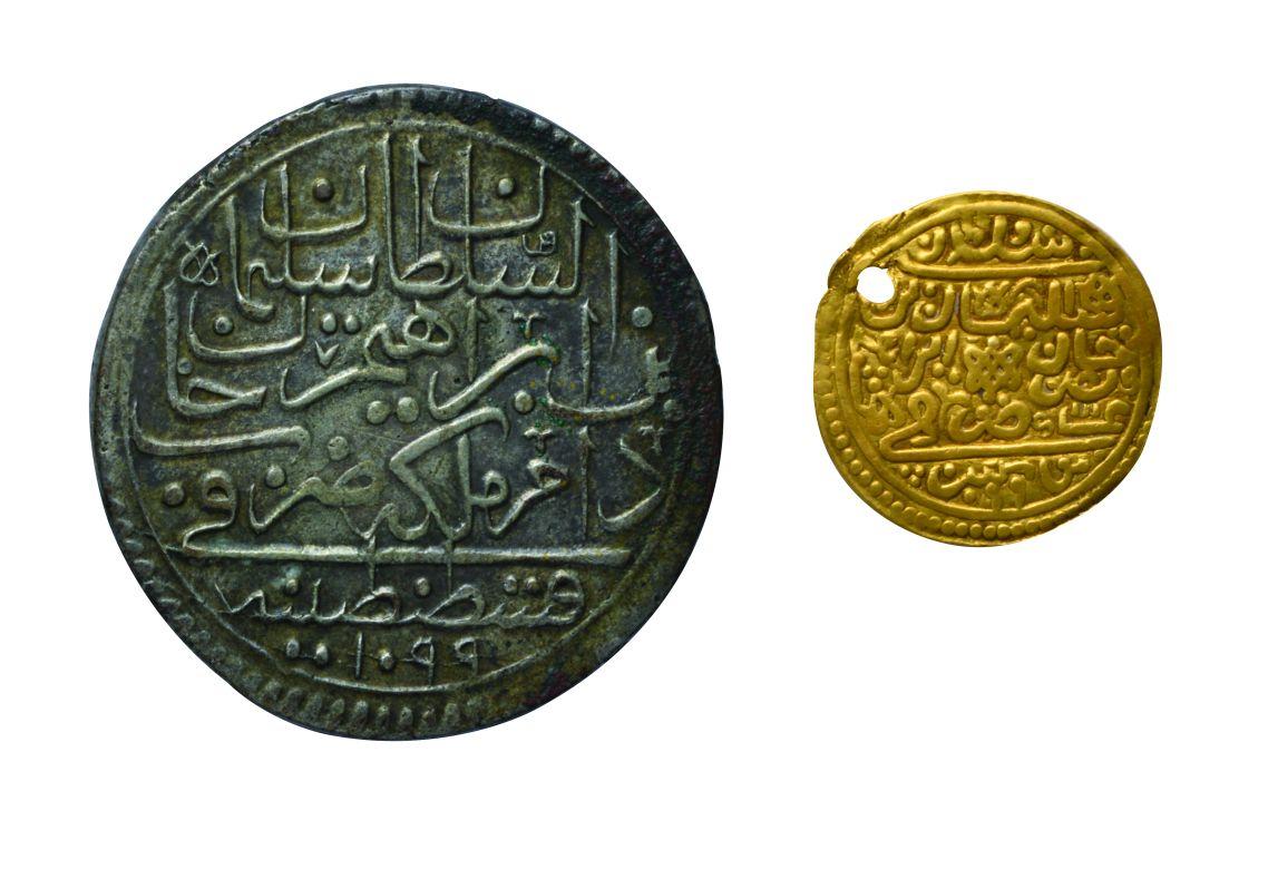 8- Gold coins minted at Imperial Mint during the period of Sultan Süleyman II with the inscription “minted in ‘Konstantiniyya”<br>(Istanbul Archeology Museum, Coins Section)