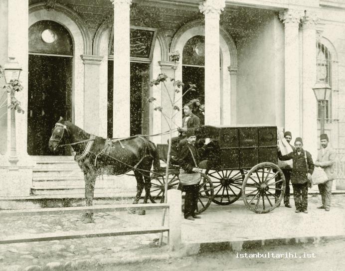 6- Delivering mail by post carriage (Istanbul PTT Museum)