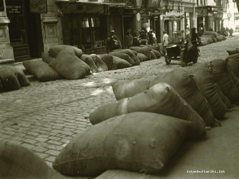 7- Cotton sacks in the streets of Istanbul in 1930 (IBB Kültür A.Ş.)