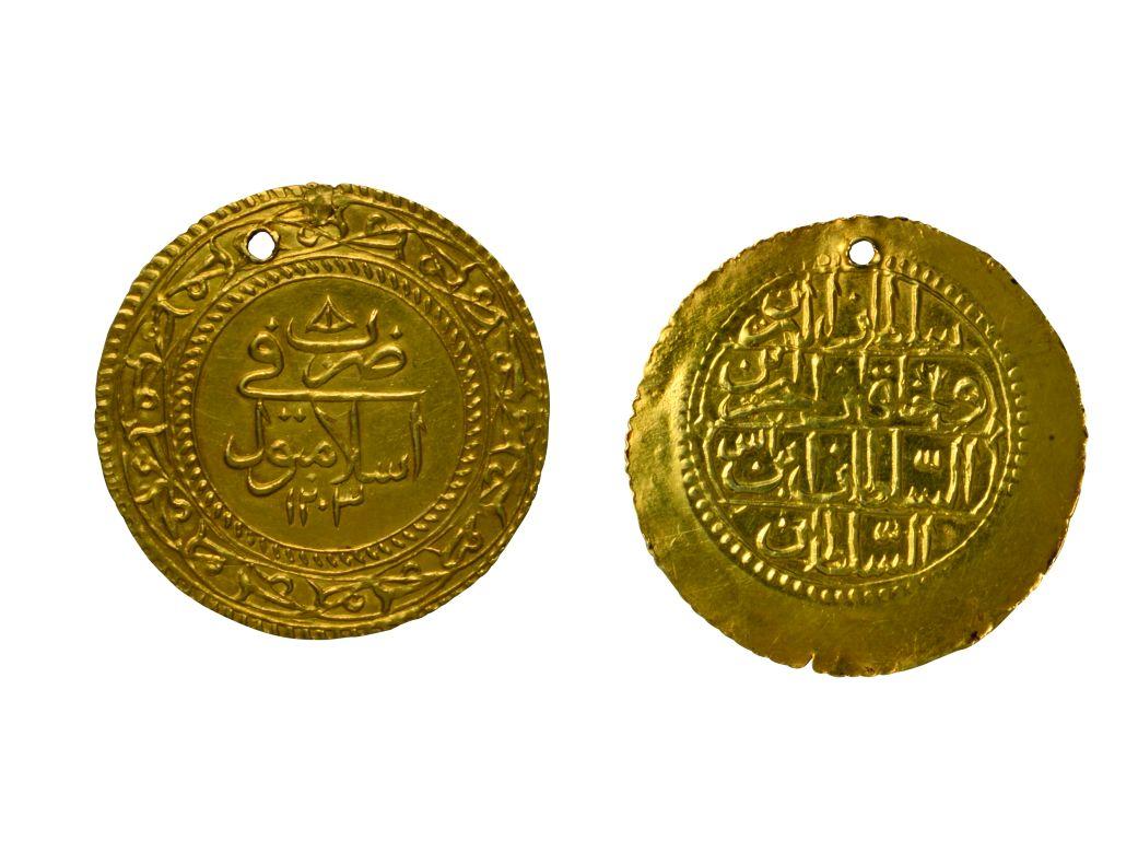 11- Coins minted during the period of Sultan Selim II with the inscription “minted in ‘Islambol’” (Istanbul Archeology Museum, Coins Section)
