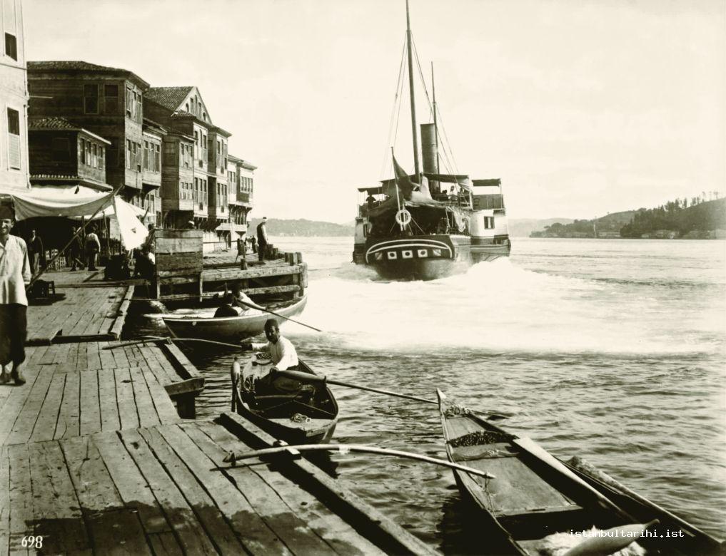 18- A passenger boat that moved from a pier at Bosporus