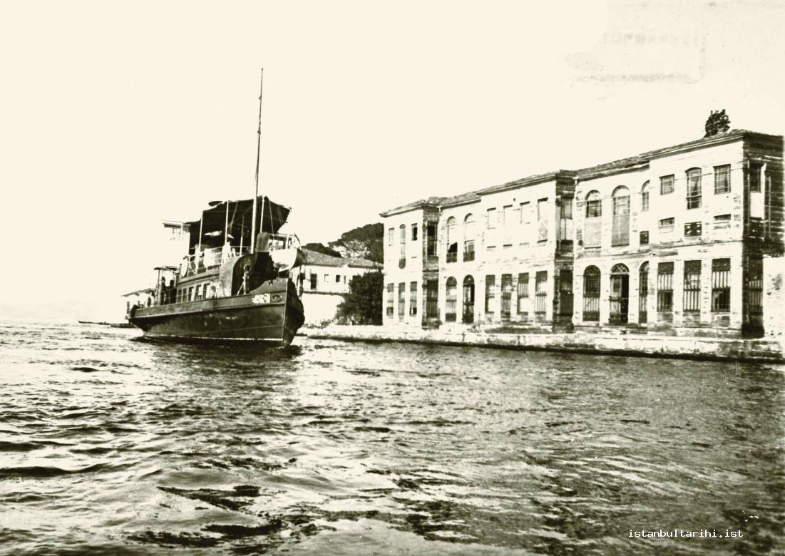 7- A passenger ferry in front of Üsküdar (Istanbul Metropolitan Municipality, Atatürk Library)