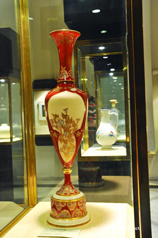 3- A vase, Yıldız Tile factory (Istanbul Metropolitan Municipality City Museum)