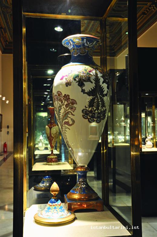 4- A vase, Yıldız Tile factory (Istanbul Metropolitan Municipality City Museum)