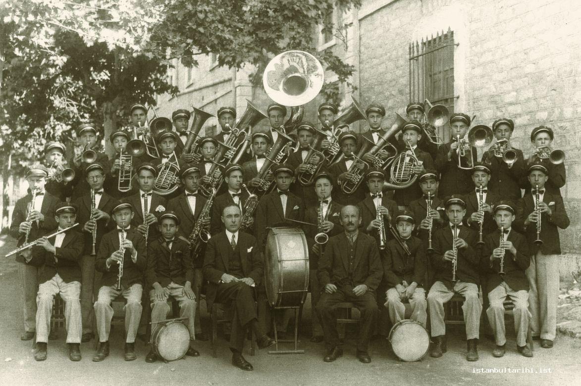 13- The band of Darülaceze (House of the poor), in the front row Hulusi Ökten, on his right Süreyya Bey, next to him Mükerrem Berk (From the archives of Gönül Paçacı)