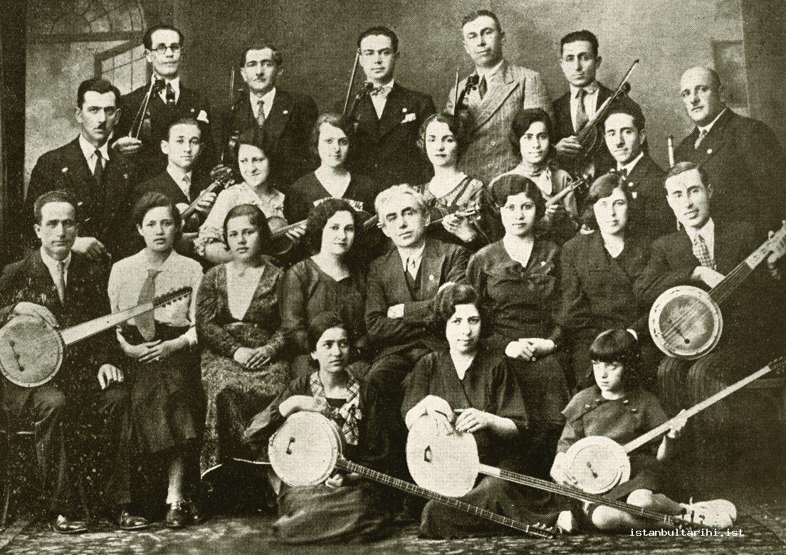 14- The committee of Istanbul Music Association, the one sitting in the middle Mildan Niyazi Ayomak (From the archives of Gönül Paçacı)