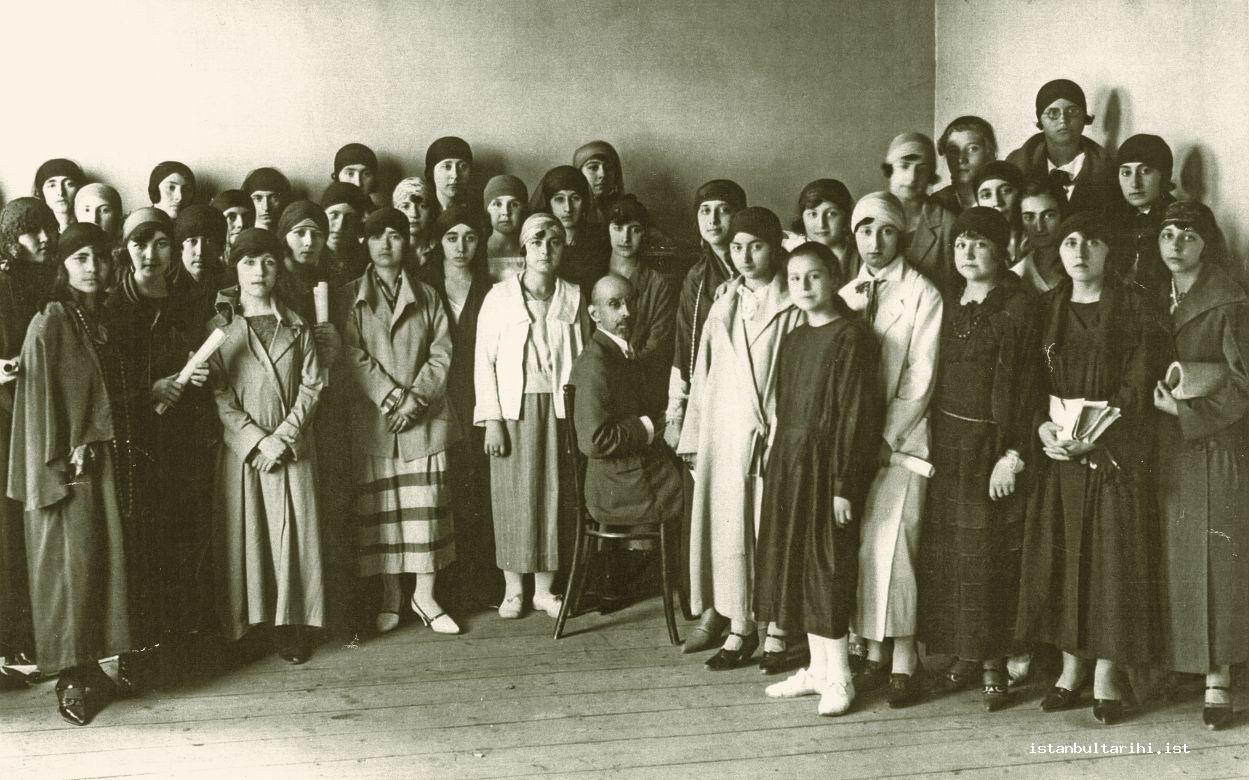 8- The chorus class in Darülelhan (A former name of the Istanbul Conservatory). The one sitting by the piano is harmony instructor Edgar Manas (1926) (From the archives of Gönül Paçacı)