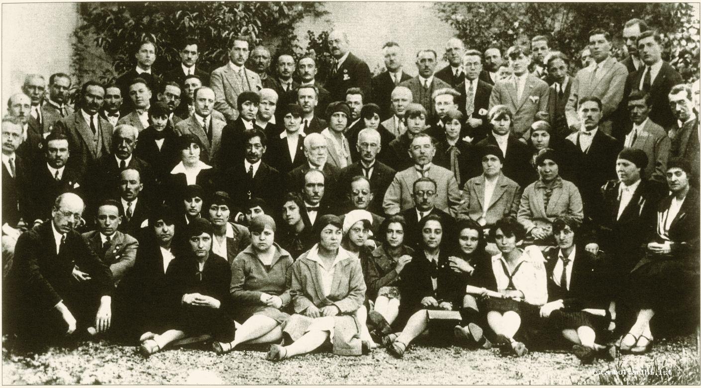 9- Masters of music came together with the instructors and students of Darülelhan upon cancellation of Turkish music classes at Darülelhan. The back row the second
    one from left Hafız Kemal, the third one Hafız Zeki Çağlarman, the fourth one Neyzen Tevfik, the one in front of Hafız Zeki Çağlarman on the left Hafız Sadettin Kaynak,
    next to him singer Beykozlu Hadiye, the one in the middle on the third from up Zekaizade Ahmet Irsoy, next to him Rauf Yekta, next to him Kazım Us (1926) (From the
    archives of Gönül Paçacı)