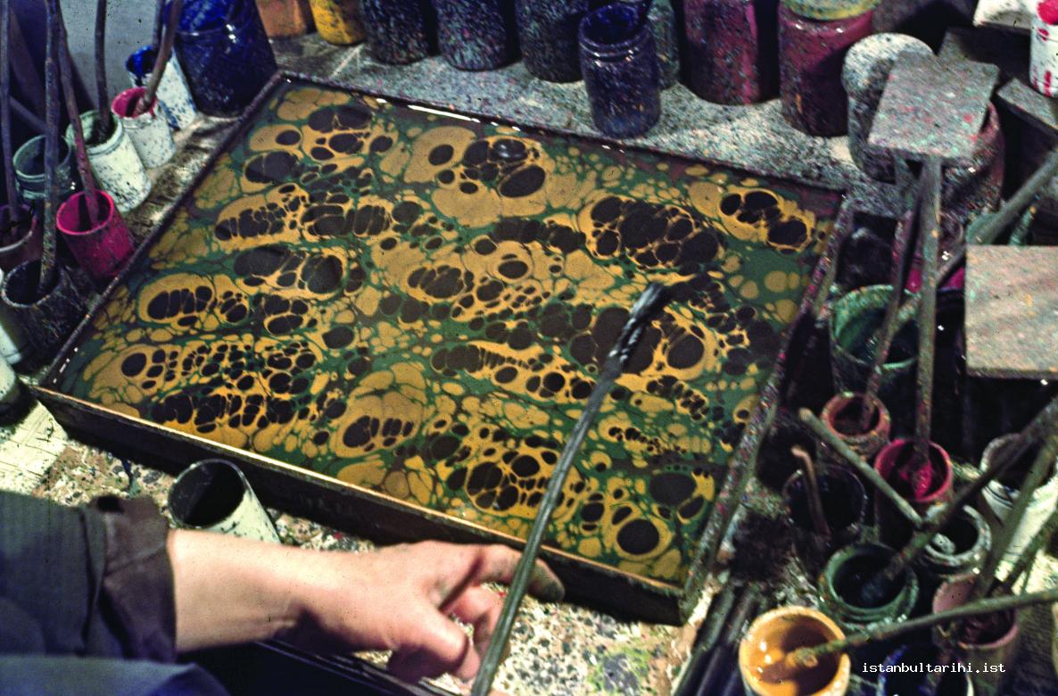 2- Preparation of over-size ebru in a tray by Mustafa Düzgünman