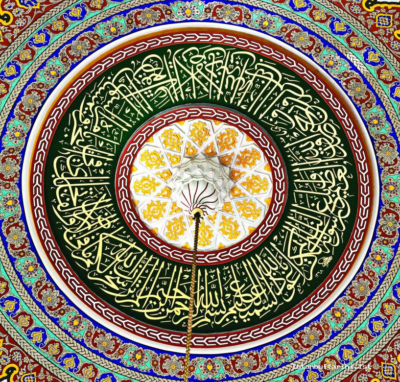 35- Haşim Özyazıcı’s <em>jali thuluth</em> calligraphy over the dome of Şişli Mosque