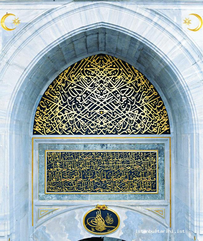 44- The twofold <em>jali thuluth</em> inscription of Ali Sufi over Bab-ı Hümayun (The gate to the first yard of Topkapı Palace): below is Sultan Mahmud II’s sultanate signature written by Rakım