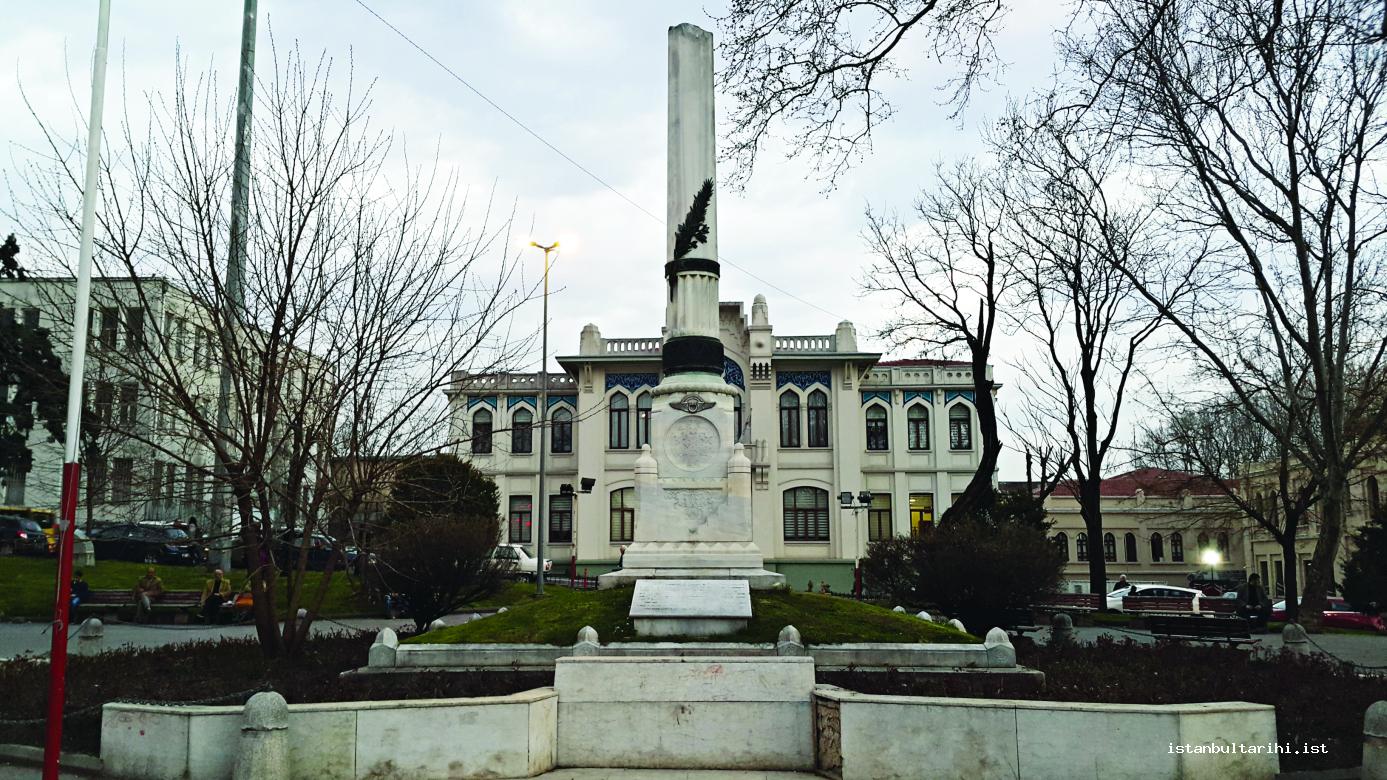 8- The statue of the martyrs of plane in Fatih District