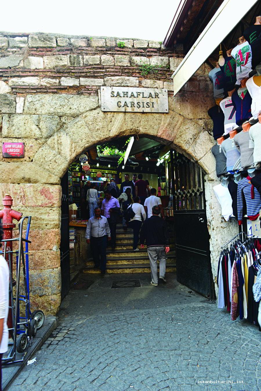 5- İstanbul Sahaflar Çarşısı’nın Kapalı Çarşı tarafındaki giriş kapısı