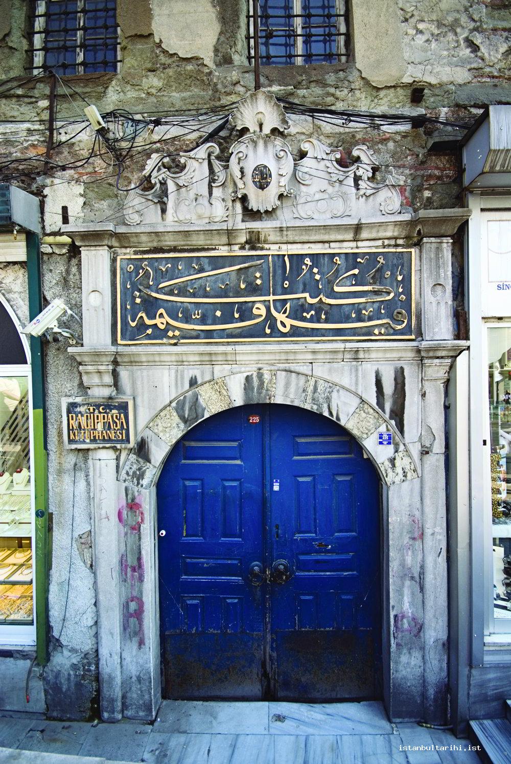 14- Ragıb Paşa Kütüphanesi’nin kapısının üzerindeki kitabe