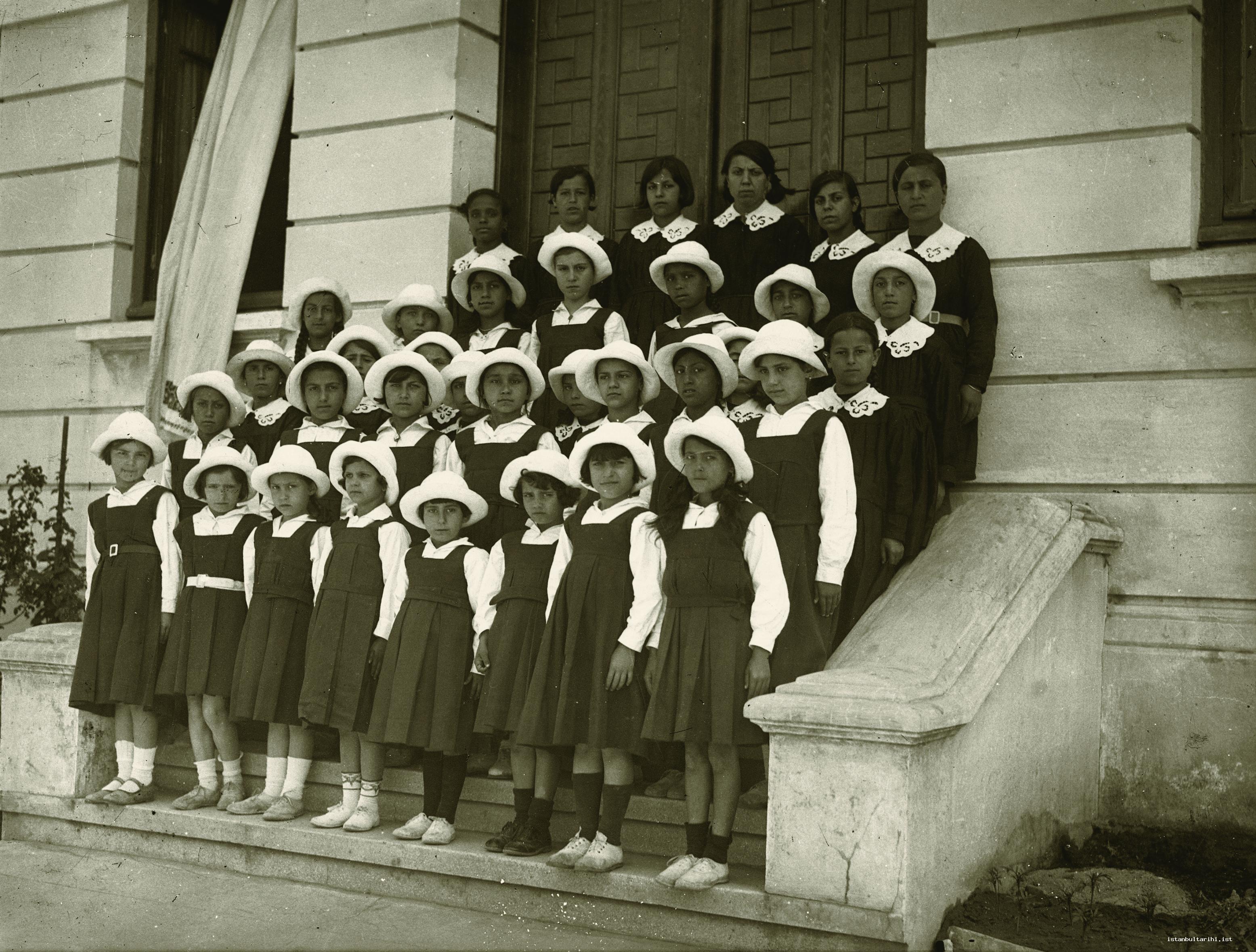1- Elementary school students in Istanbul (Istanbul Metropolitan Municipality, Kültür A.Ş.)    