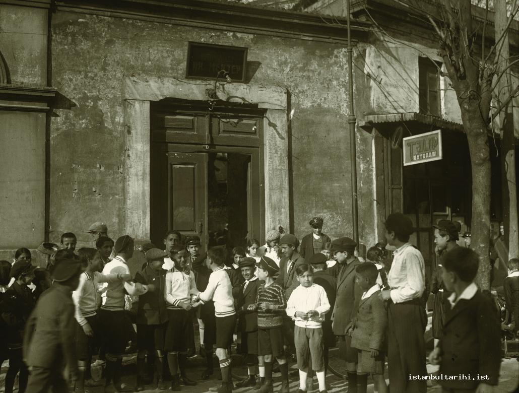 3- An elementary school in İstanbul and its students (Istanbul Metropolitan Municipality, Kültür A.Ş.)    