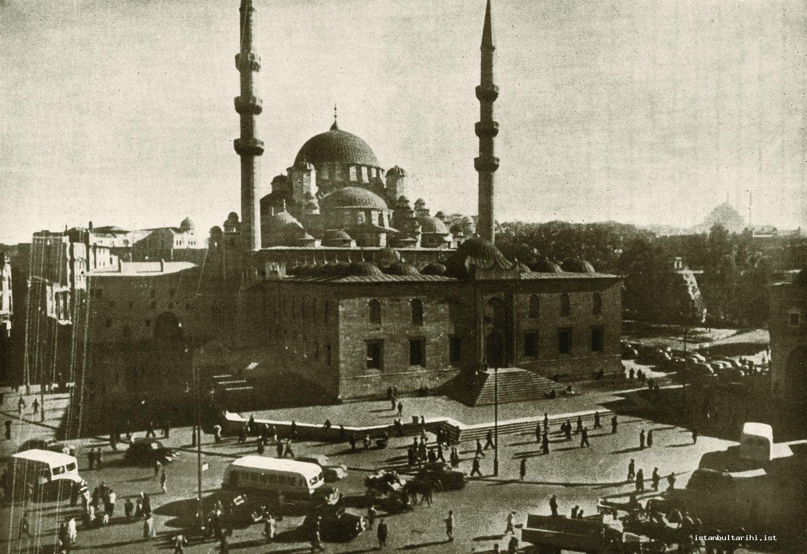 6- Eminönü Yeni Camii Meydanı (<em>Cumhuriyet Devrinde İstanbul</em>)