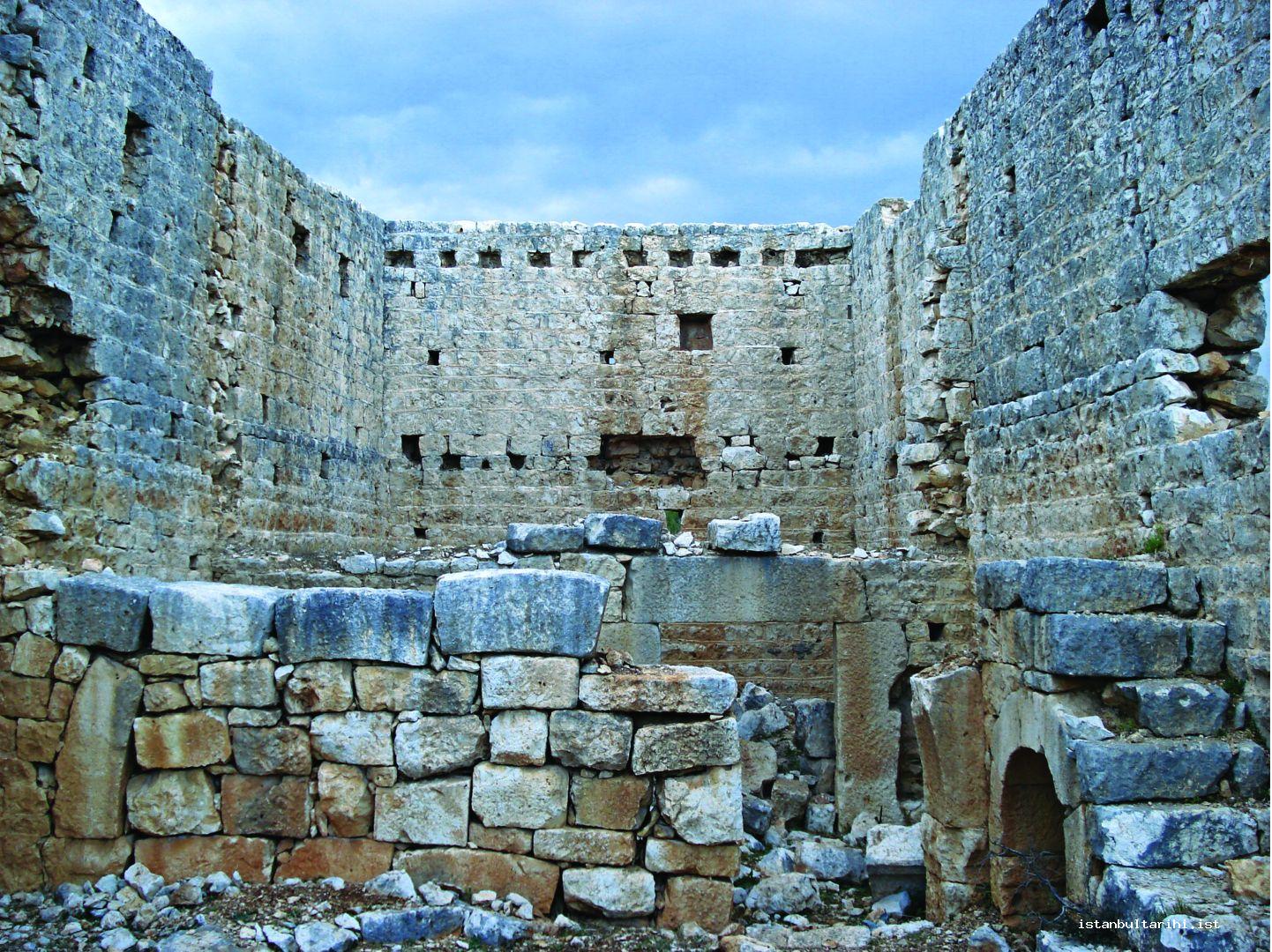 1- Karakabaklı Bizans Köyü, konut kalıntısının içi