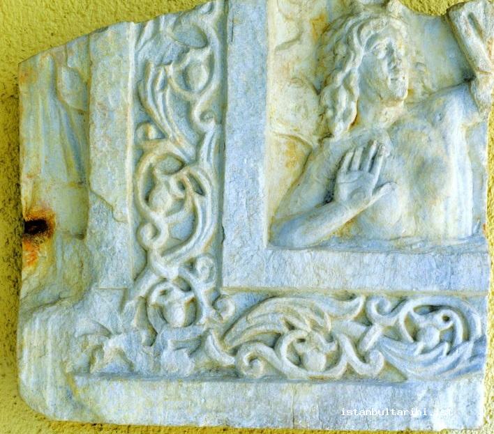 1- Zeuksippos Hamamı kazısında bulunan ve IV. yüzyıla tarihlendirilen Nereid kabartmalı mimari levha parçası (İstanbul Arkeoloji Müzesi)