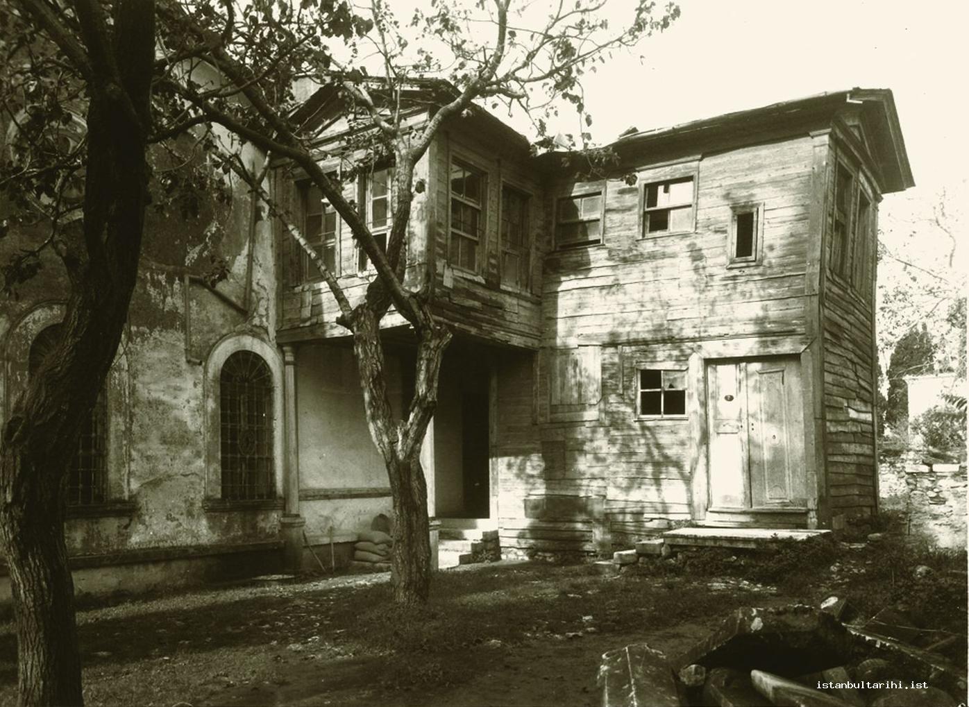 12- Selimiye Tekkesi - cami-tevhidhanenin yan cephesi ve ahşap hünkâr kasrı (Suna ve İnan Kıraç Vakfı Fotoğraf Koleksiyonu, 1930’lar)