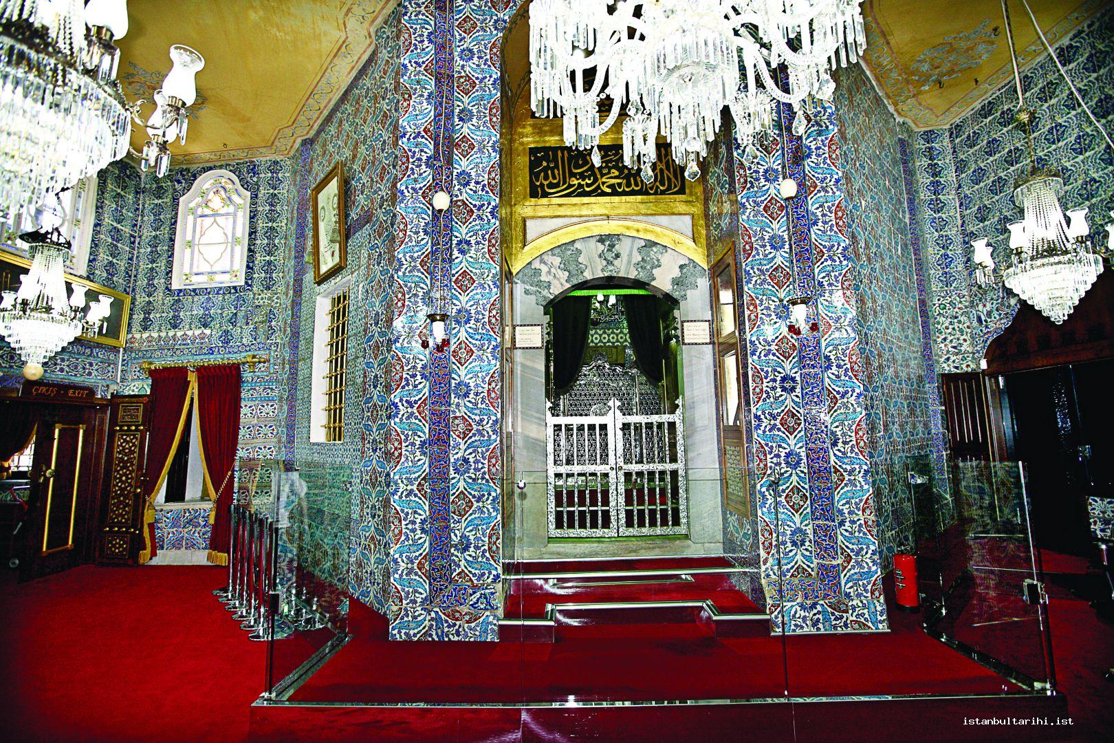 1- Eyüb Sultan Türbesi. Ebû Eyyûb el-Ensarî’nin sandukasının bulunduğu bölümün girişi