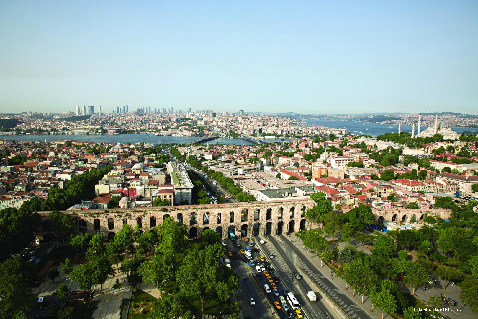 10- Three periods of the city (Byzantium, Ottoman and Turkish Republic) and the architectural monuments from these three periods in one place, Valens (Bozdoğan)
    Aqueduct (on the front), Istanbul Dry-goods Dealers Bazaar and Social Insurance Buildings (on the right and left sides of the street) Süleymaniye complex
    (on the right side), and the raising towers of the city