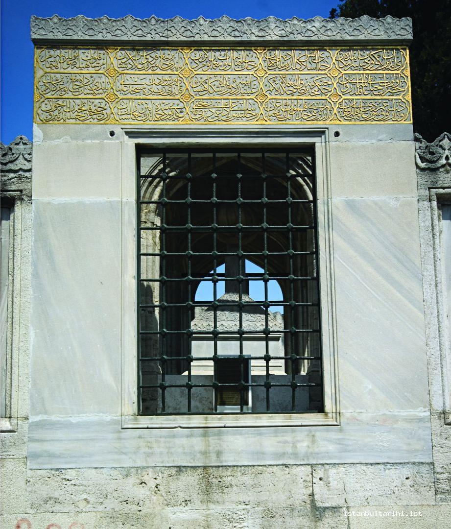 4- Mimar Sinan Türbesi'nin demir şebekeli dua penceresi ve kitabesi