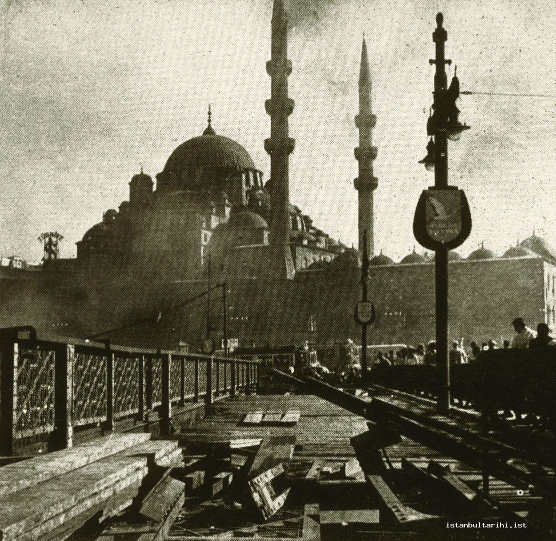 14- “Karaköy Köprüsü’nün 1957 de bitirilen tamir çalışmalarından bir safha