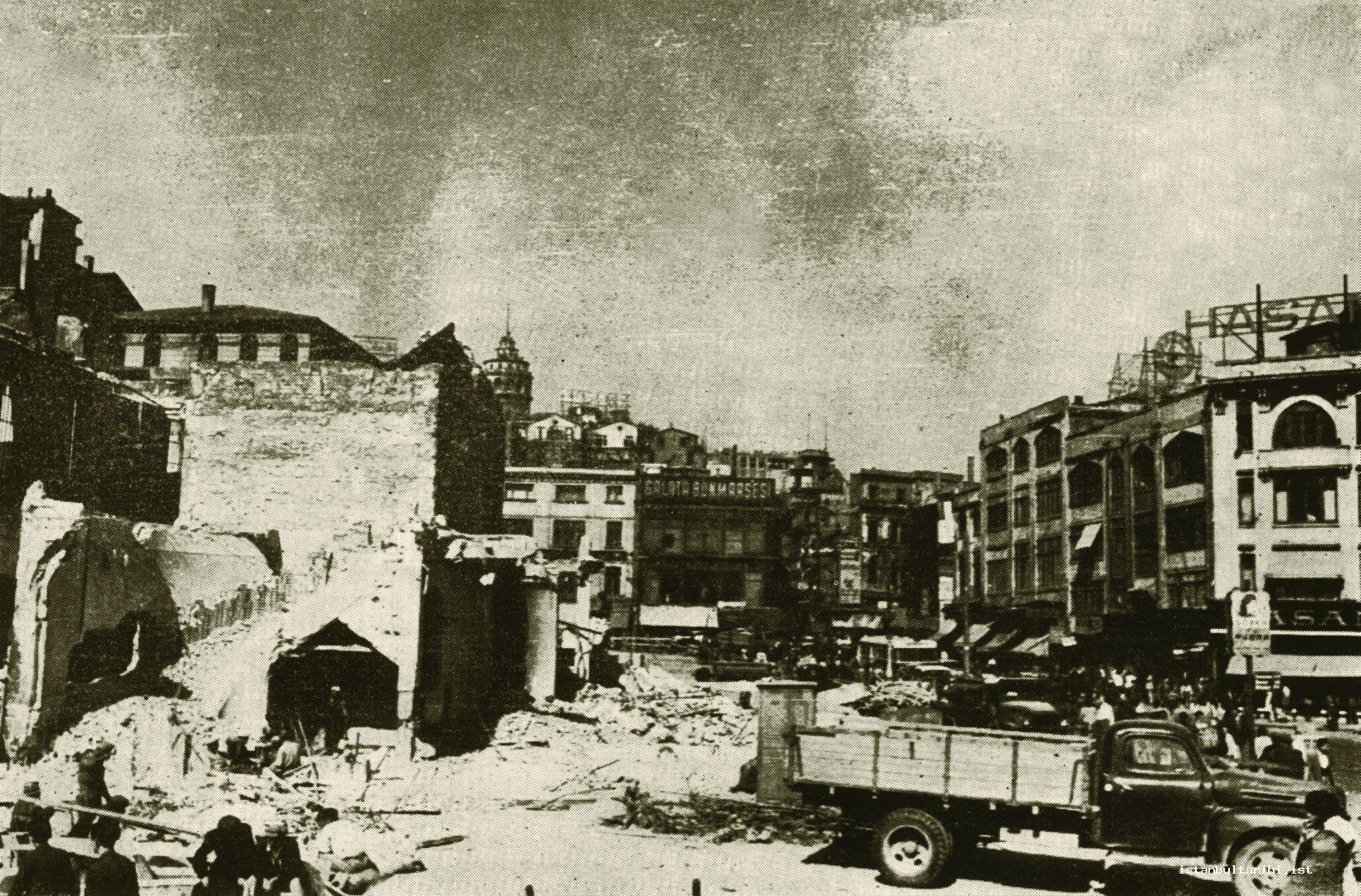 16- “Karaköy’ü son derece lüzumu olduğu halde yıllarca mevcut olmamış olan
        meydan, Karaköy’e kapayan tek katlı, harap ve pis manzaralı dükkanların kaldırılarak
        sahanın açılıp ferahlatılmasıyla imkan dahiline girmiştir. Resmimiz köprünün
        köşesinde ve başında eski Şehir Hatları işletmesi binasının kaldırılışını tespit ediyor”